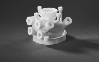 Trivion: weiße Hydraulikkomponenten aus dem 3D Drucker, SLS Verfahren