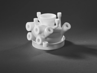 Trivion: weiße Hydraulikkomponenten aus dem 3D Drucker, SLS Verfahren