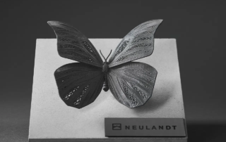 Trivion 3D gedruckter NEULANDT Schmetterling auf Betonsockel, gedruckt im SLS Verfahren
