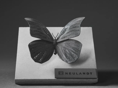 Trivion 3D gedruckter NEULANDT Schmetterling auf Betonsockel, gedruckt im SLS Verfahren