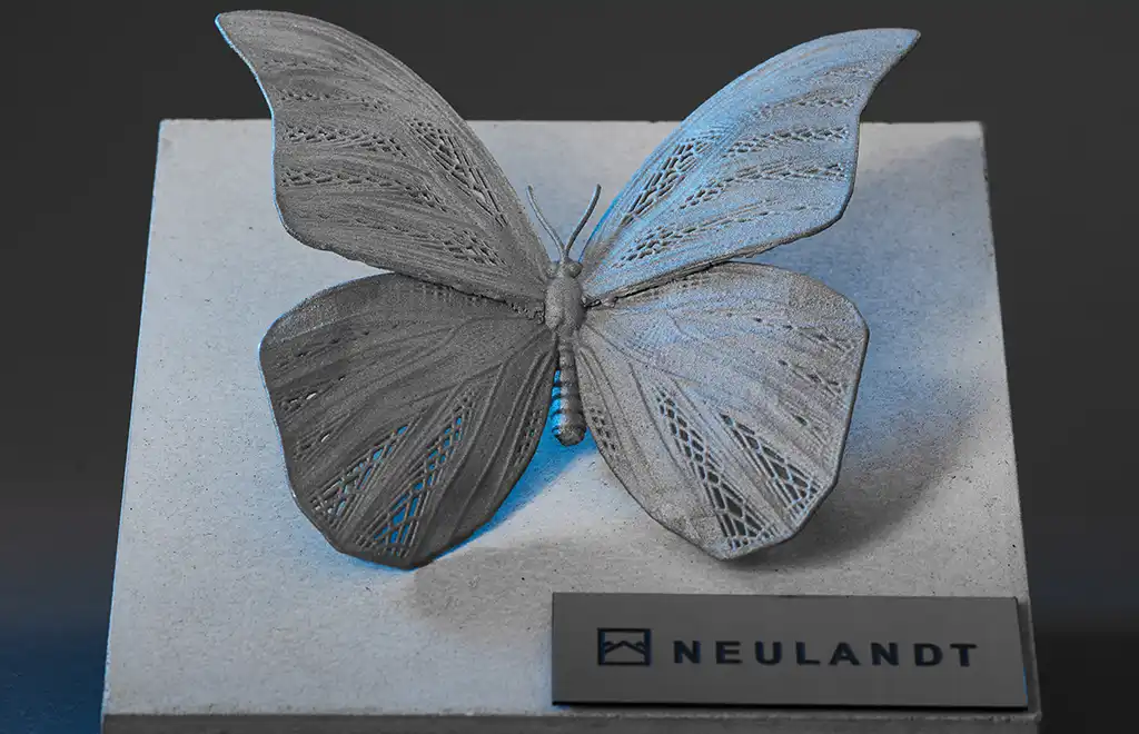 Trivion Referenzprojekt NEULANDT Schmetterling aus Kunststoff auf Betonsockel